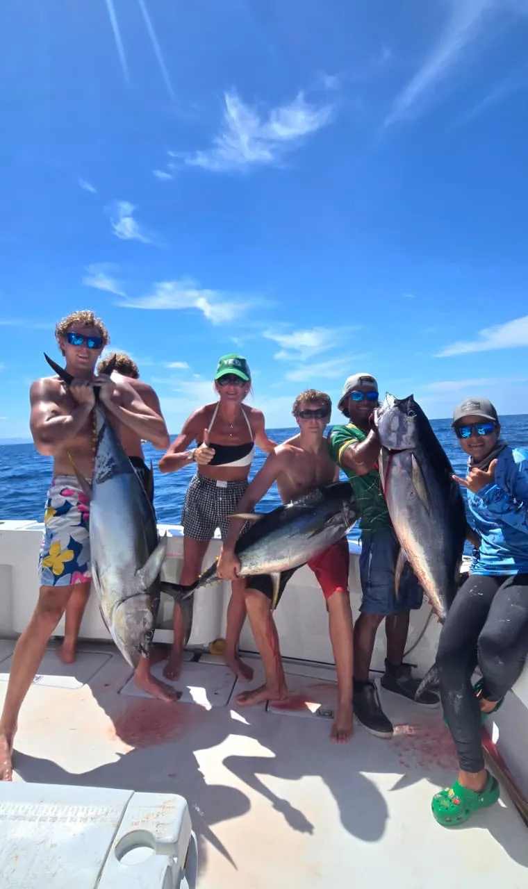 A group of anglers with yellowfin tuna aboard off Playa Garza